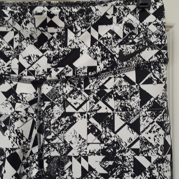 Nike Dri Fit  Legend. Jewels Tight Training Capri - Picture 9 of 15